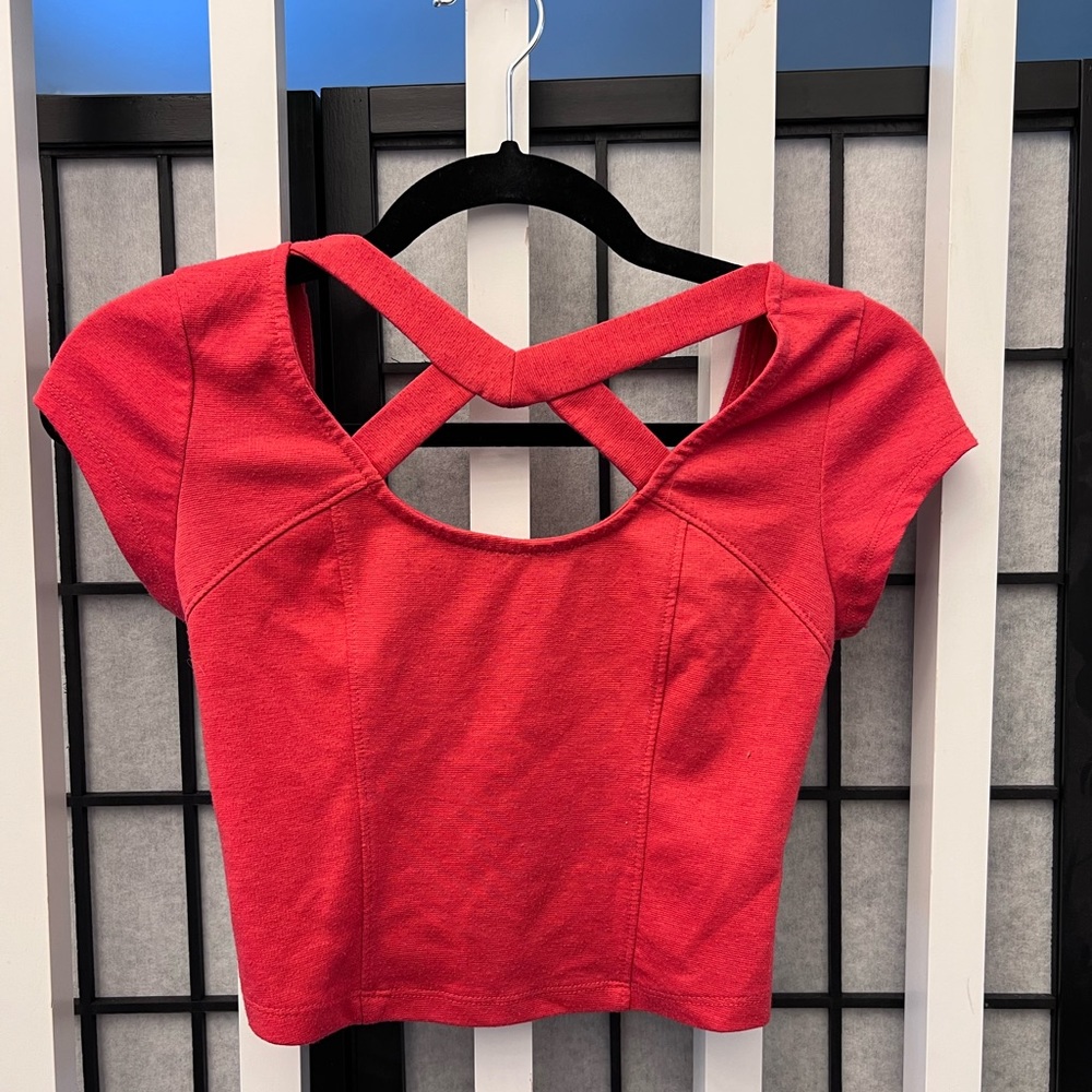 Super cute coral crop top with design over the chest!